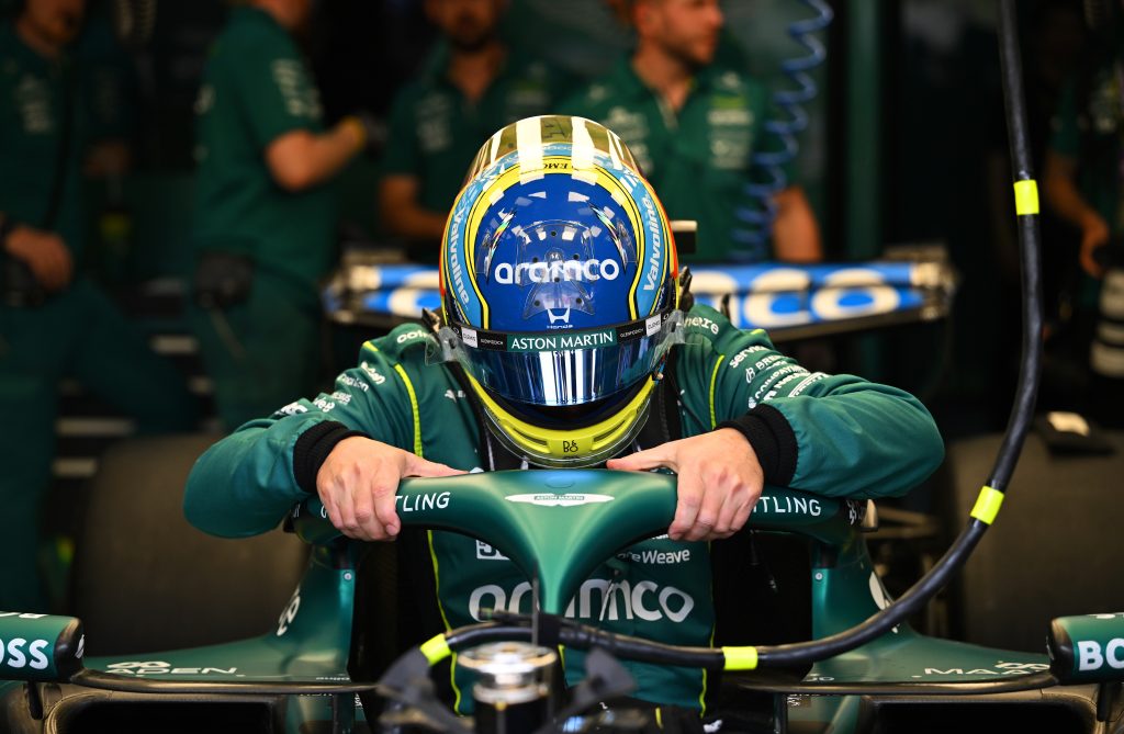 Alonso sofre de novo com vibrações da Aston Martin e apanha nas curvas de Sepang