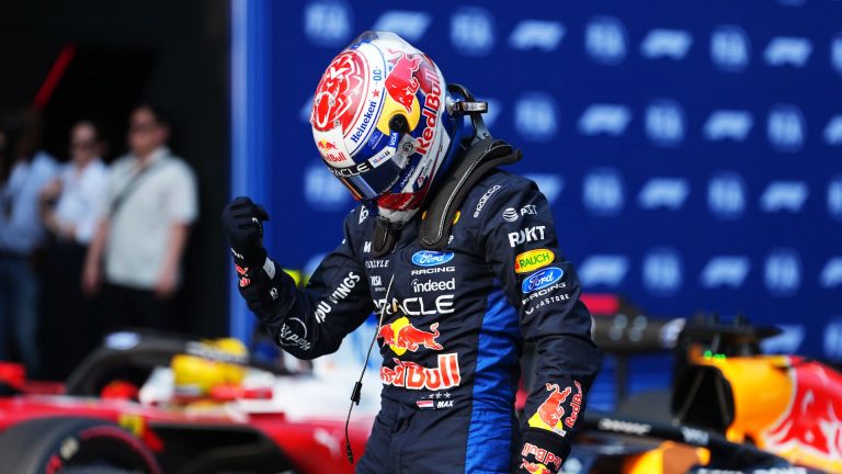 Verstappen põe Red Bull na pole em Sepang e quebra domínio de motor Mercedes em 2026