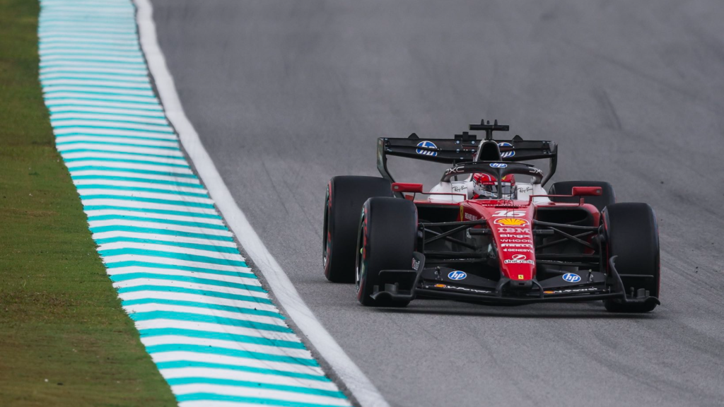 Ferrari vê “desempenho fortíssimo” em Sepang, mas lamenta “lado errado” na estratégia