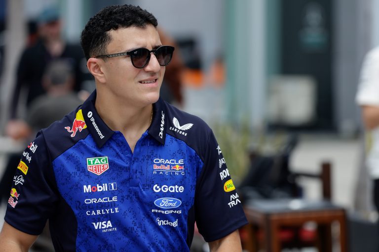 Hadjar projeta briga pelo título da F1 em 2027: “Quero lutar contra os grandes”