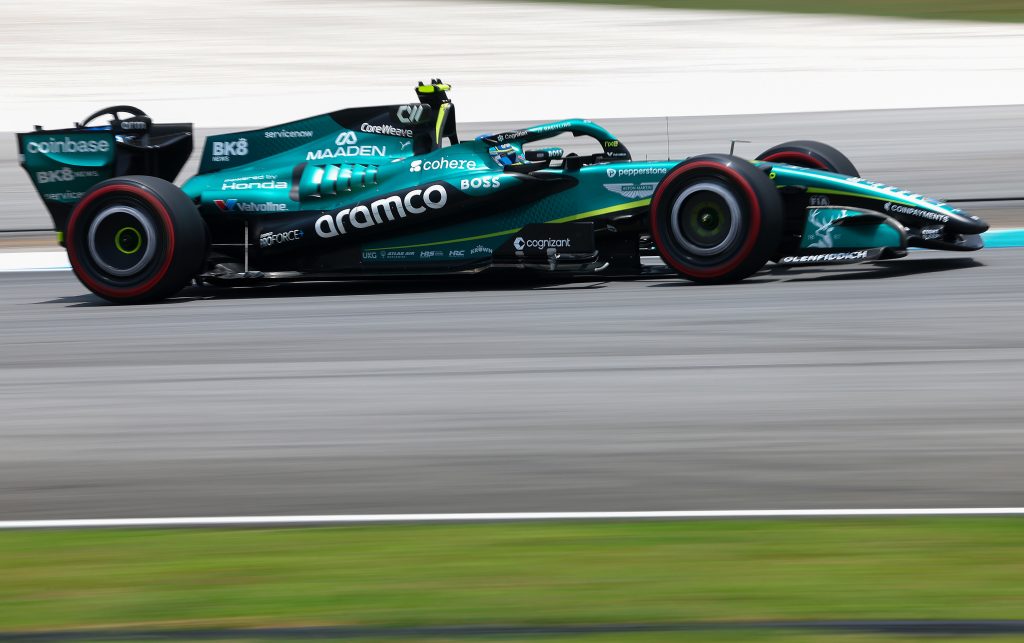 Alonso sofre de novo com vibrações da Aston Martin e apanha nas curvas de Sepang