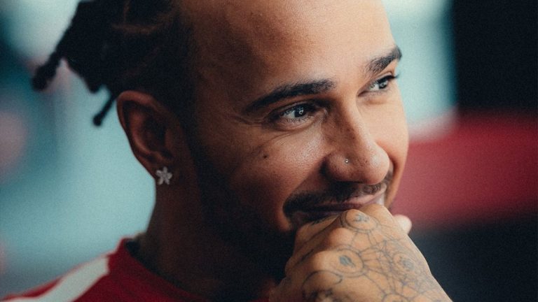 Hamilton alivia Ferrari, mas diz que queria pneus intermediários em Sepang: “Fui convencido”