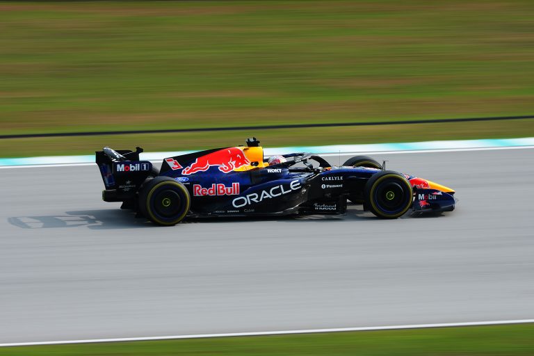 Verstappen assume que “é difícil analisar progresso” da Red Bull em treinos na Malásia