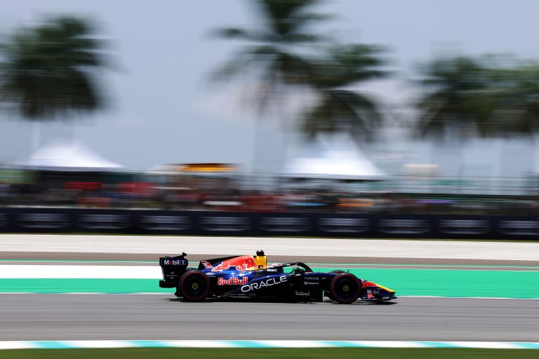 Verstappen desafia Mercedes e lidera TL1 do GP do Bahrein na Malásia. Bortoleto é 13º