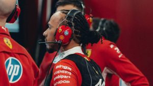 Hamilton ressalta trabalho nos bastidores para “levar Ferrari à direção certa” em 2027