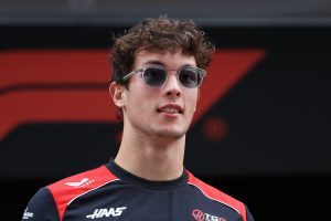 Bearman explica atraso em renovação com Haas para 2027: “Não está nas minhas mãos”