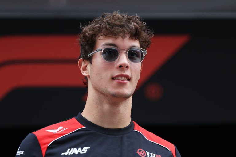 Bearman explica atraso em renovação com Haas para 2027: “Não está nas minhas mãos”