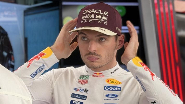 Verstappen ironiza falhas no rádio da Red Bull e sugere linguagem de sinais: “Muito frustrante”