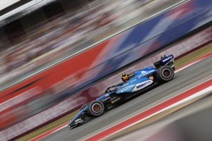 Sainz critica a la FIA tras una maniobra con Lindblad en Austin: “Me penalizan por todo”