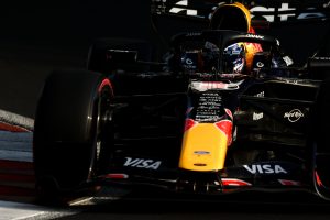 Verstappen alerta Lawson sobre vaga em 2027 após incidente no México: “Não foi inteligente”