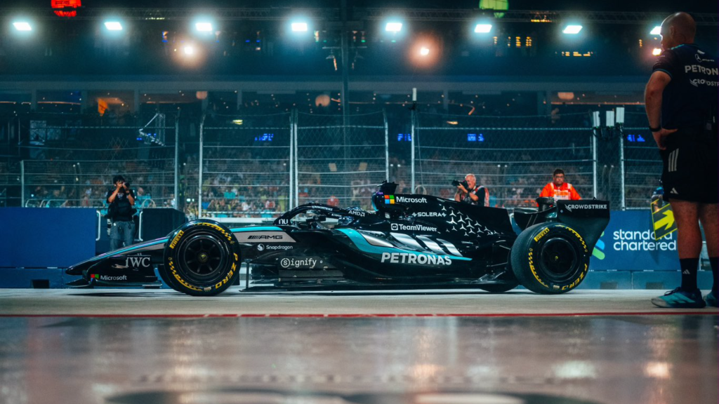 Mercedes surpreende em Singapura com mecânicos que não faziam pit-stop há 15 anos