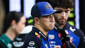 Hadjar explode com problemas da Red Bull em Singapura: “Poderia ter ficado em Paris”