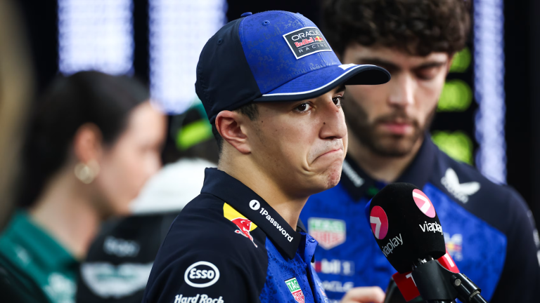 Hadjar explode com problemas da Red Bull em Singapura: “Poderia ter ficado em Paris”