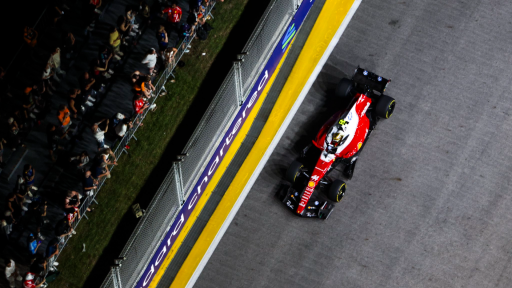 Hamilton alivia Ferrari e assume culpa por estratégia desastrosa no GP de Singapura