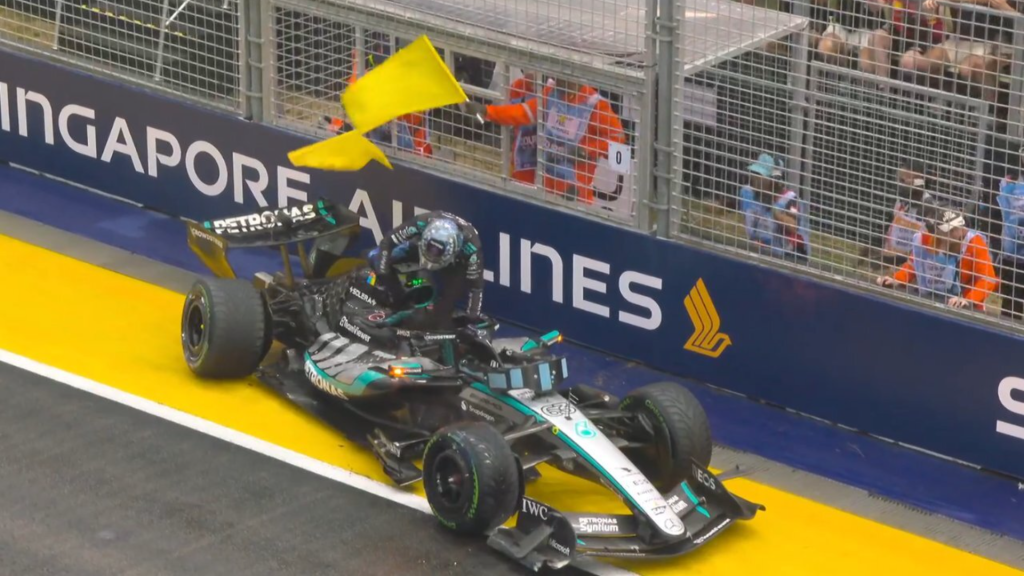 Russell erra sozinho na liderança e abandona sprint da F1 em Singapura