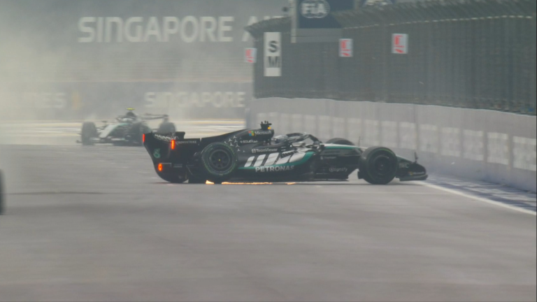 Russell roda na chuva e acerta muro da reta principal na sprint da F1 em Singapura