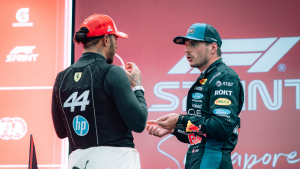 F1 hoje: Verstappen faz pole em Singapura, McLaren vive tensão e Russell perde chance de vitória