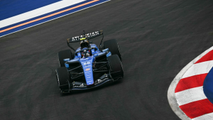 Sainz estalla contra la FIA tras quedar último en Singapur: “Estoy confundido”