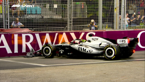 Pérez golpea el muro, pierde el alerón y provoca bandera roja en Singapur