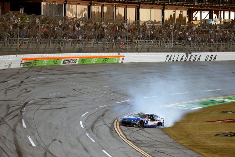 Larson dispara no fim, vence em Talladega e se aproxima de título da Nascar 2026