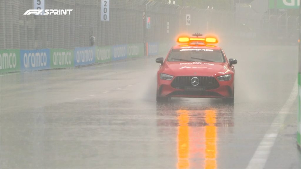 Fórmula 1 sofre com pista encharcada e adia largada da corrida sprint no GP de Singapura